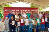 Prefeitura de Lagoa Grande entrega 141 títulos de terra a moradores de assentamento rural