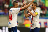 Bahia vence Bragantino na Fonte Nova e cola na liderança do Brasileirão