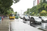 Tiros, reféns e mortes: ônibus param de circular após noite de violência na Santa Cruz