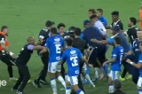 Jogadores trocam socos e chutes em confusão na final do Campeonato Mineiro; ASSISTA