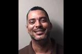 Cara de pau! Foragido reclama de foto usada em cartaz de procurado e envia selfie para polícia : ‘Essa está melhor’