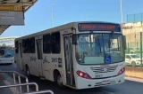 Motorista é atacado por passageira com golpes de faca dentro de ônibus na RMS