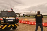 PF flagra homem tentando embarcar em voo com cocaína presa ao corpo