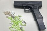 PM apreende drogas e arma de fogo falsa em bairro de Salvador