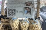 Jovem motorista de aplicativo vende pipoca no carro para arranjar a graninha extra do casamento 