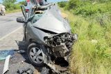 Carro é esmagado em batida com carreta na Bahia; duas pessoas morreram na hora