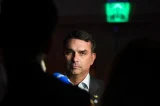 Disputa pelo Pix: Flávio Bolsonaro ataca governo Lula após relatório dos EUA