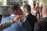 Flávio Bolsonaro é alvo de vaias na Câmara e reage com ironia e beijos