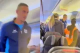 Jogador de futebol é preso por gritar ‘bomba’ dentro de avião e sai algemado de aeronave; VÍDEO