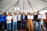 Governo do Estado realiza entrega unidade de beneficiamento de frutas e autoriza pavimentação de estrada em Gongogi