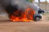 Homem incendeia próprio carro após revolta com falhas mecânicas
