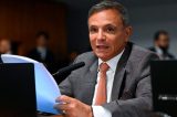 Senador diz que Caetano Veloso ‘pegou em armas’ na ditadura e Otto Alencar rebate: ‘Só pegou no violão’