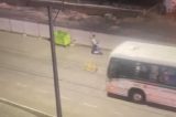 Vídeo: Jovens de patinete são flagrados na contramão em área de obras na orla de Boa Viagem