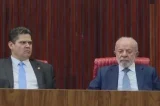 Lula e Alcolumbre ficam lado a lado no TSE sem conversa ou cumprimentos