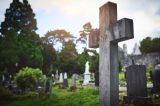 Filho descobre cadáver de um homem enterrado no lugar do de sua mãe