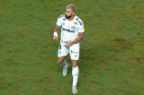VÍDEO: Gabigol faz gesto obsceno para torcedor do Santos e é expulso