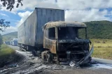 Carreta com carga de coco pega fogo e trava estrada entre Jequié e Manoel Vitorino