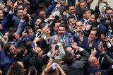 O último a sair apague a luz