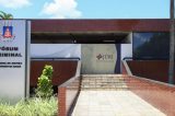 Condenado a 44 anos por estupro surta ao saber da pena e provoca pânico em fórum de Salvador