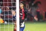 Vitória se impõe, goleia o Coritiba e dá salto na tabela do Brasileirão