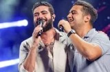 Helicóptero da dupla Henrique e Juliano cai em fazenda; pai dos cantores pilotava aeronave
