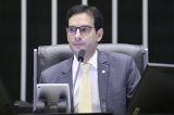 Deputados adiam relatório da PEC 6×1 devido a divergência sobre período de transição