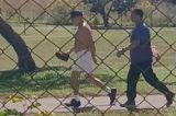 Lula caminha sem camisa e de boné 16 dias após cirurgia