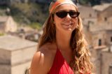 Paolla Oliveira encanta a web com cliques de biquíni branco nas águas cristalinas da Itália; veja