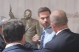 Deputado leva assessor de Janones à delegacia após intromissão em entrevista ao vivo; veja