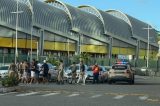 Membros de torcida organizada do Vitória invadem mercado em Salvador e causam desespero na população