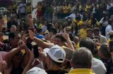 João Campos é recebido em caminhada na feira de Ouricuri durante agenda no Sertão