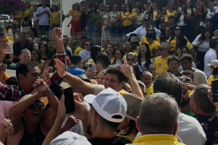 João Campos é recebido em caminhada na feira de Ouricuri durante agenda no Sertão