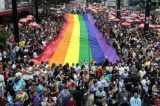 Com tema político, Parada LGBT+ em SP reúne multidão com camisas do Brasil e famílias com crianças