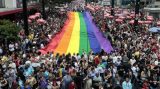 Com tema político, Parada LGBT+ em SP reúne multidão com camisas do Brasil e famílias com crianças Com tema político, Parada LGBT+ em SP reúne multidão com camisas do Brasil e famílias com crianças