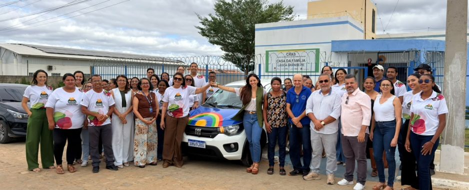 Prefeita de Lagoa Grande entrega veículo 0 km do programa Move SUAS PE e fortalece atendimento da assistência social  