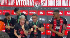 Sob banho de gelo, Jair Ventura cancela coletiva após conquista do Vitória