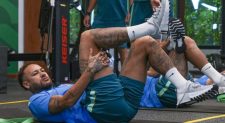 Neymar passa por novos exames e desfalca treino da Seleção Brasileira Neymar passa por novos exames e desfalca treino da Seleção Brasileira