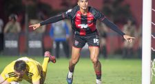Vitória compra Renê em definitivo e assina contrato até 2029