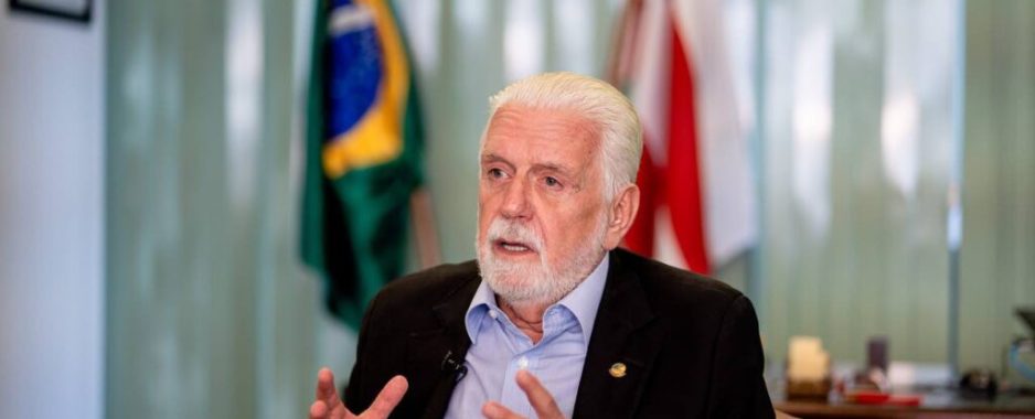 Wagner sobe tom contra Flávio Bolsonaro: ‘Traidor da pátria’