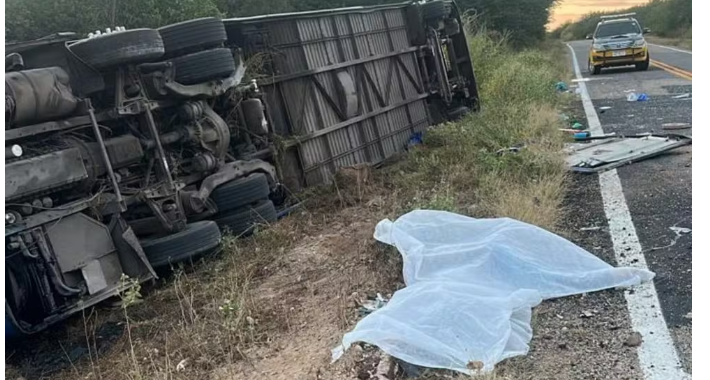Acidente com ônibus de time de basquete deixa sete mortos e dezenas de feridos no Ceará Acidente com ônibus de time de basquete deixa sete mortos e dezenas de feridos no Ceará