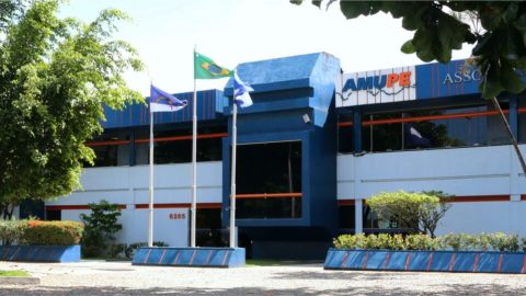 Amupe apresenta plano de renegociação de dívidas dos municípios com a Compesa Amupe apresenta plano de renegociação de dívidas dos municípios com a Compesa