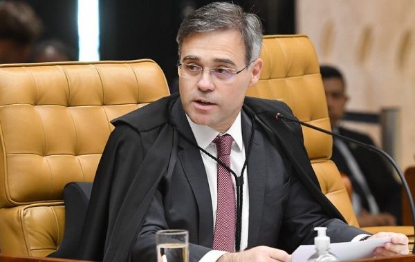 André Mendonça suspende vídeo impulsionado que associa Lula ao PCC e CV