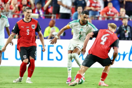 Com gols nos acréscimos, Áustria e Argélia empatam e avançam na Copa do Mundo