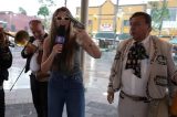 VÍDEO: Repórter da Globo ‘ameaça’ músicos mexicanos ao vivo com uma arma e cena viraliza nas redes