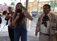 VÍDEO: Repórter da Globo ‘ameaça’ músicos mexicanos ao vivo com uma arma e cena viraliza nas redes