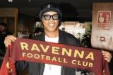 Aos 46 anos, Ronaldinho Gaúcho assina com clube italiano e será anunciado em evento
