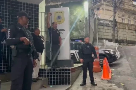 Homens são presos após marcar encontros por app de namoro para roubar e estuprar vítimas em Salvador