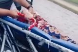 Idosa cai de maca durante transferência para ambulância em unidade de saúde