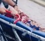 Idosa cai de maca durante transferência para ambulância em unidade de saúde