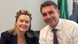 Eduardo Bolsonaro defende Júlia Zanatta como vice na chapa de Flávio à Presidência: ‘Este é o caminho’ Eduardo Bolsonaro defende Júlia Zanatta como vice na chapa de Flávio à Presidência: ‘Este é o caminho’